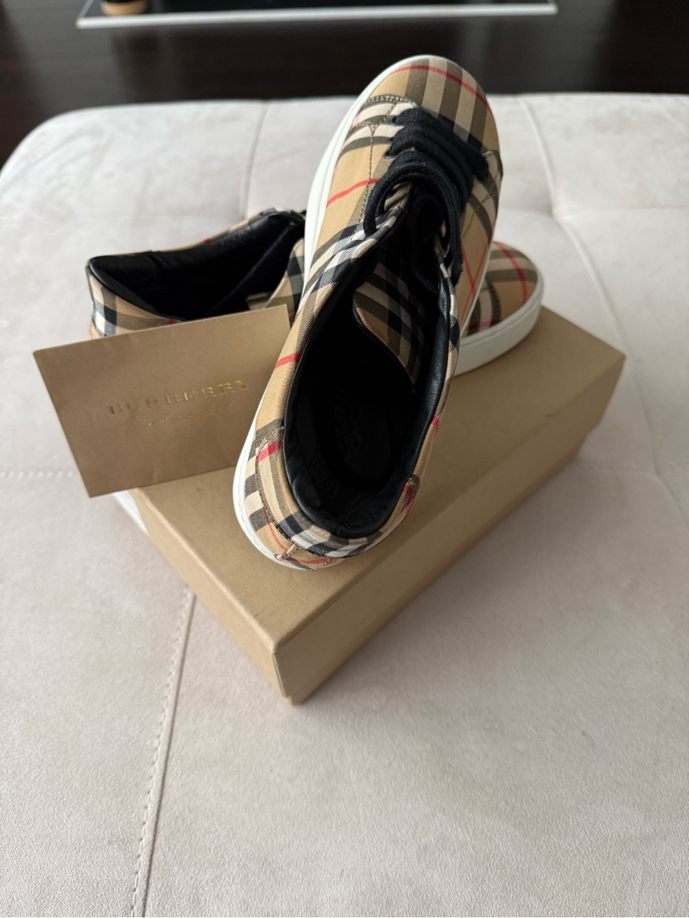 Burberry Beige Women’s sneaker Low-Top Sneakers with Black Laces and Red Accent - Picture 7 of 7